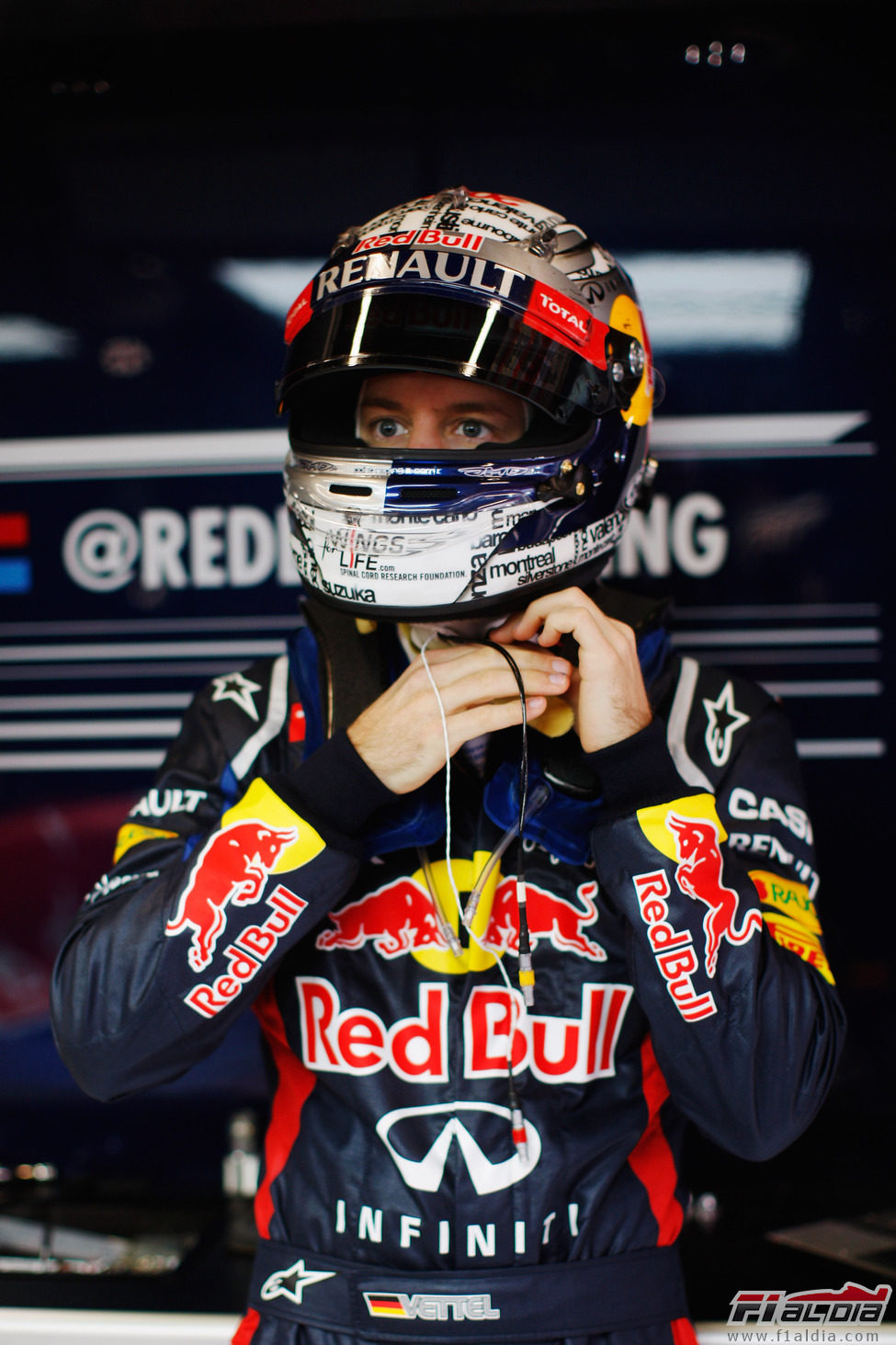 Sebastian Vettel se pone el casco antes de salir del box