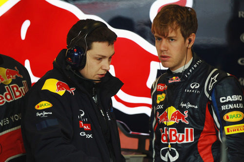Sebastian Vettel habla con un ingeniero en el box