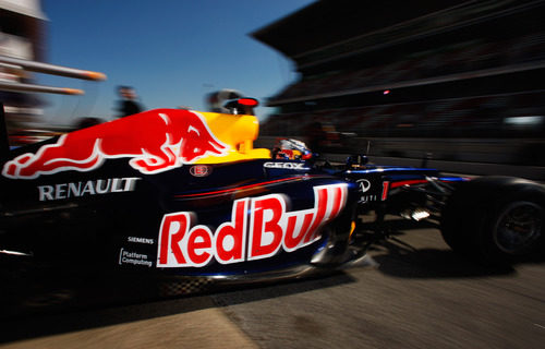 Sebastian Vettel sale del box durante los segundos test de Barcelona