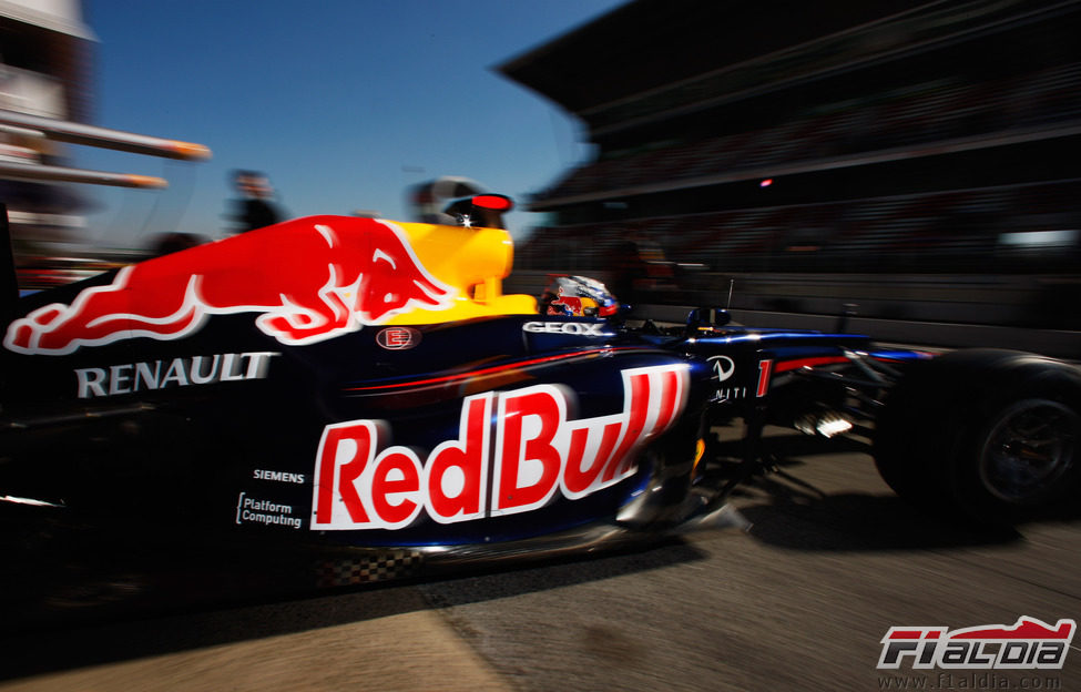 Sebastian Vettel sale del box durante los segundos test de Barcelona