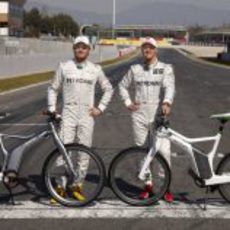 Michael Schumacher y Nico Rosberg con las bicicletas inteligentes