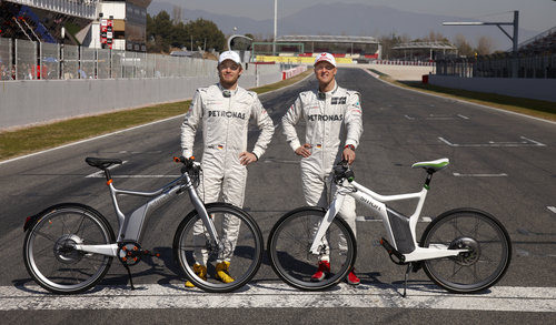 Michael Schumacher y Nico Rosberg con las bicicletas inteligentes