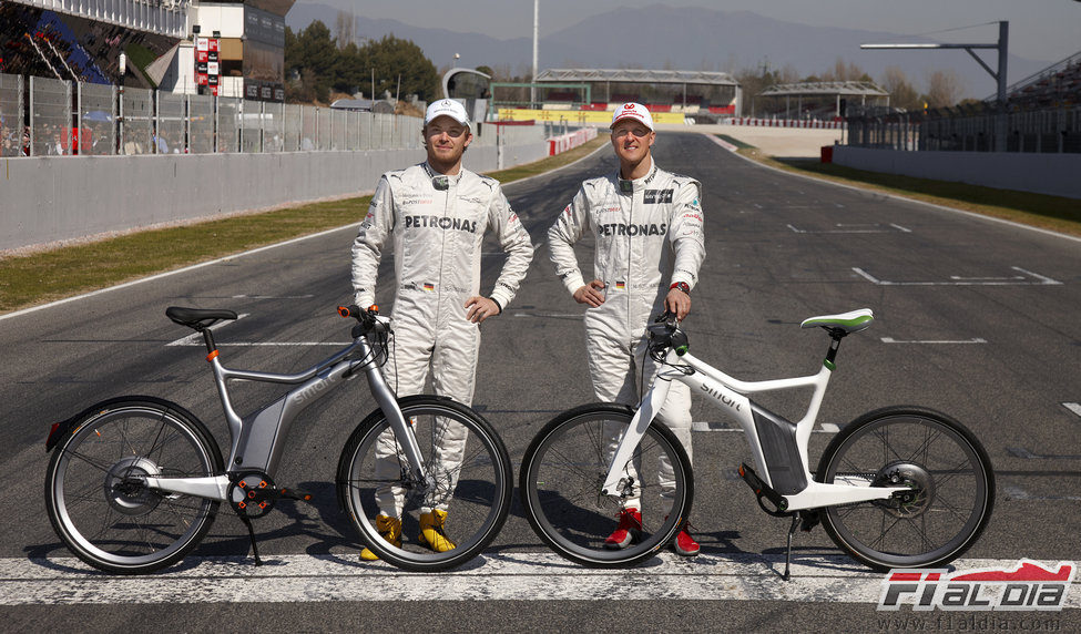 Michael Schumacher y Nico Rosberg con las bicicletas inteligentes