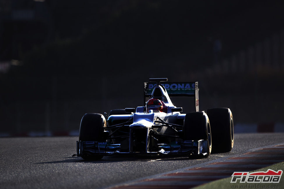 Schumacher con el W03 por la tarde en Montmeló