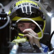 Nico Rosberg se hidrata en su Mercedes W03