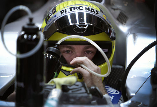 Nico Rosberg se hidrata en su Mercedes W03