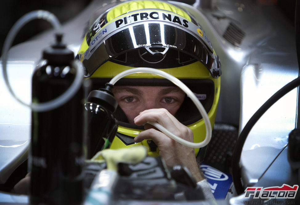Nico Rosberg se hidrata en su Mercedes W03