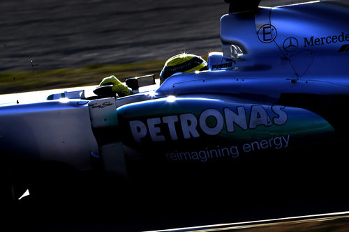 Nico Rosberg rueda sobre el asfalto en el atardecer