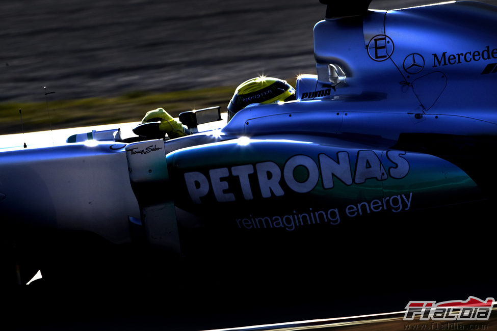 Nico Rosberg rueda sobre el asfalto en el atardecer