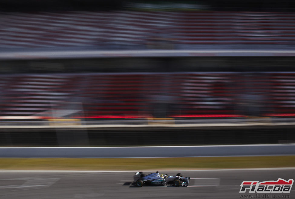Rosberg cruza la línea de meta durante los test