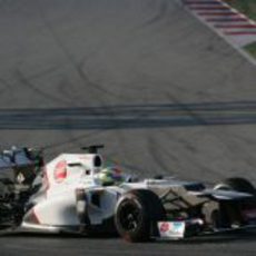 Sergio Pérez negociando una de las curvas de Montmeló