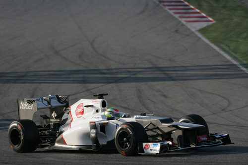 Sergio Pérez negociando una de las curvas de Montmeló