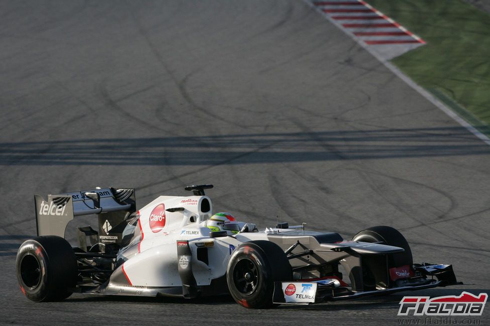 Sergio Pérez negociando una de las curvas de Montmeló