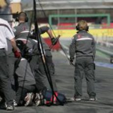 Kamui Kobayashi llegando al box de Sauber en Barcelona