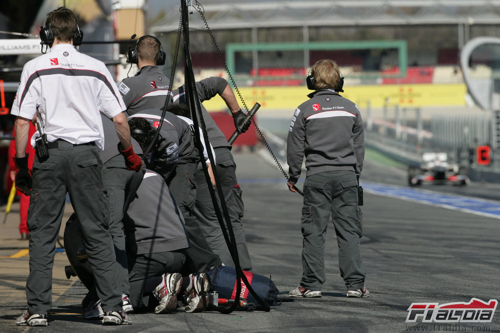 Kamui Kobayashi llegando al box de Sauber en Barcelona