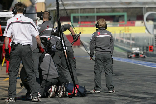 Kamui Kobayashi llegando al box de Sauber en Barcelona