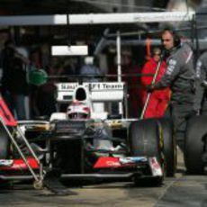 Kamui Kobayashi durante un pit-stop del equipo Sauber en Montmeló