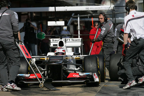 Kamui Kobayashi durante un pit-stop del equipo Sauber en Montmeló