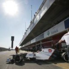 Kamui Kobayashi salta a la pista del circuito catalán de Montmeló