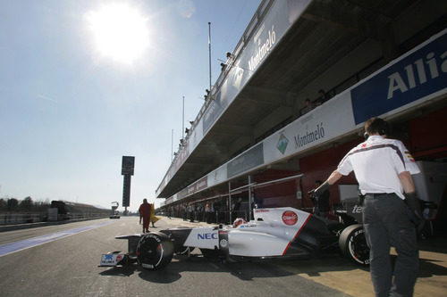 Kamui Kobayashi salta a la pista del circuito catalán de Montmeló