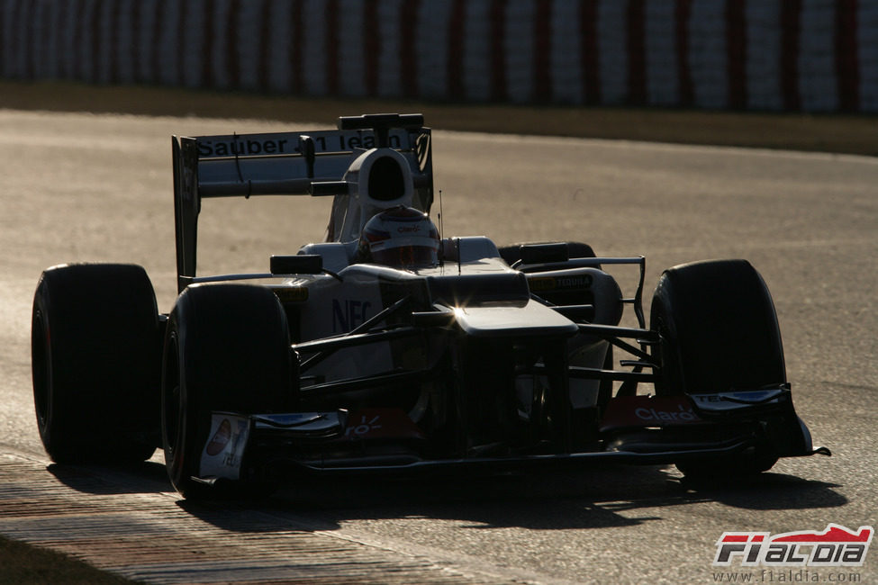 Kamui Kobayashi con el Sauber C31 en el asfalto del circuito de Montmeló