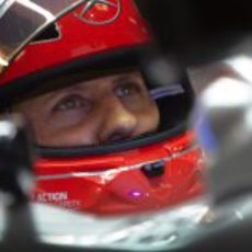 Michael Schumacher se concentra en su W03