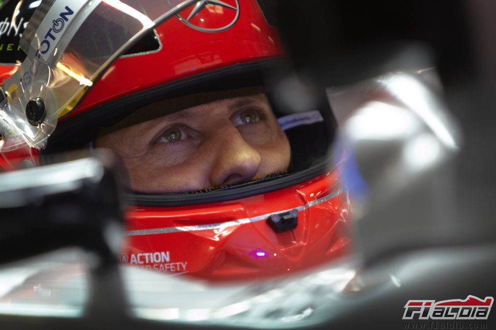 Michael Schumacher se concentra en su W03