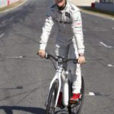 Michael Schumacher prueba la bicicleta inteligente