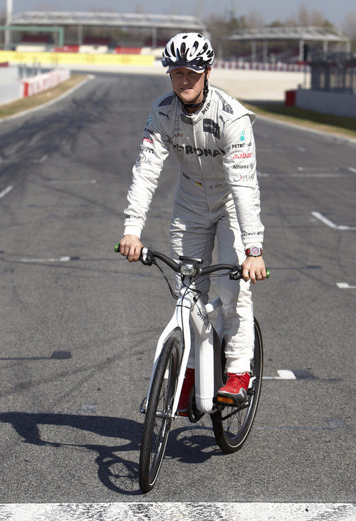 Michael Schumacher prueba la bicicleta inteligente