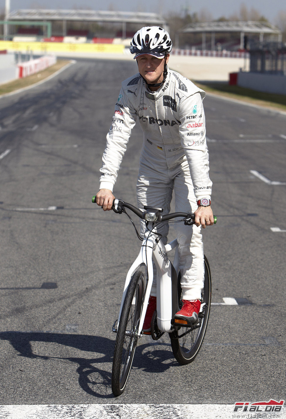 Michael Schumacher prueba la bicicleta inteligente