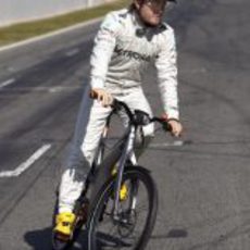 Nico Rosberg prueba la bicicleta inteligente