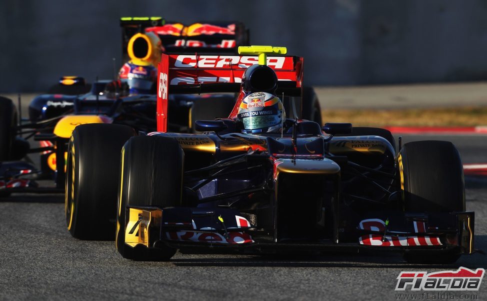 Jean-Eric Vergne rueda por delante de Mark Webber