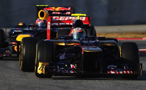 Jean-Eric Vergne rueda por delante de Mark Webber