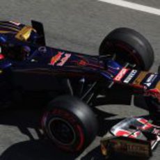 Vergne pasa por el 'pit lane' con el STR7