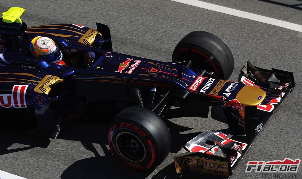 Vergne pasa por el 'pit lane' con el STR7