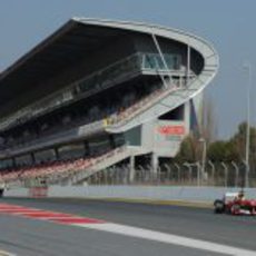 Felipe Massa cruza la línea de meta de Montmeló a bordo del F2012