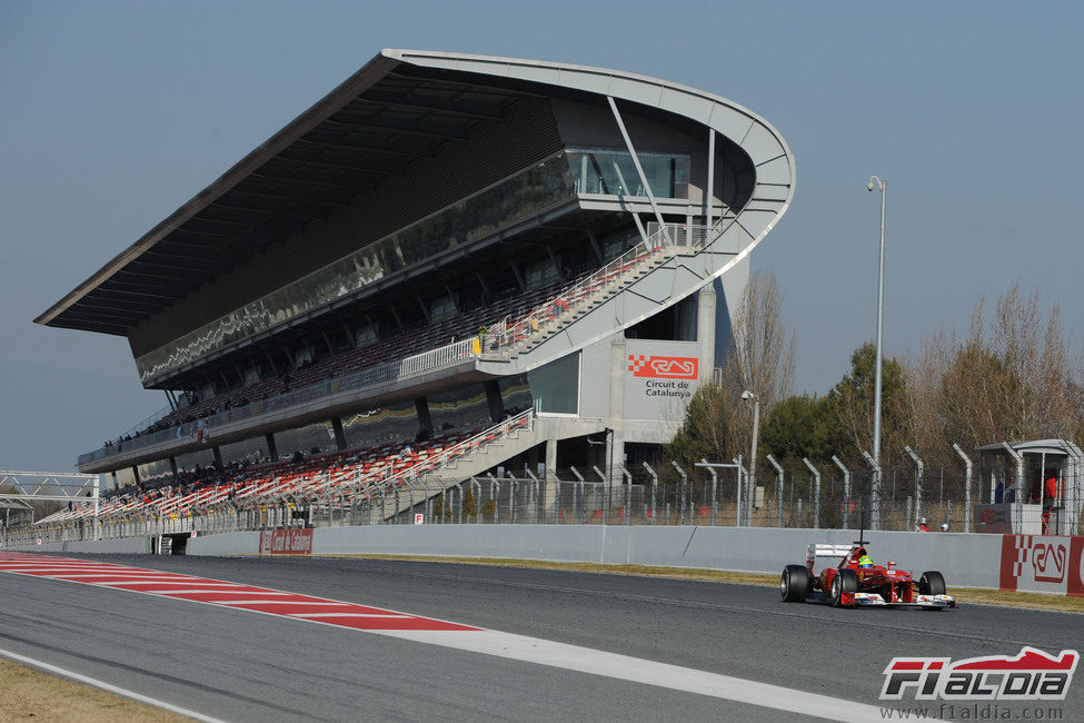 Felipe Massa cruza la línea de meta de Montmeló a bordo del F2012