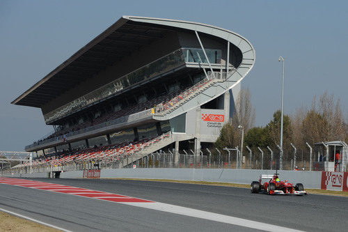 Felipe Massa cruza la línea de meta de Montmeló a bordo del F2012