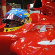 Fernando Alonso en el 'cockpit' de su F2012