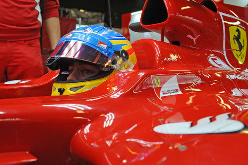 Fernando Alonso en el 'cockpit' de su F2012