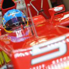 Fernando Alonso concentrado en el 'cockpit' de su F2012