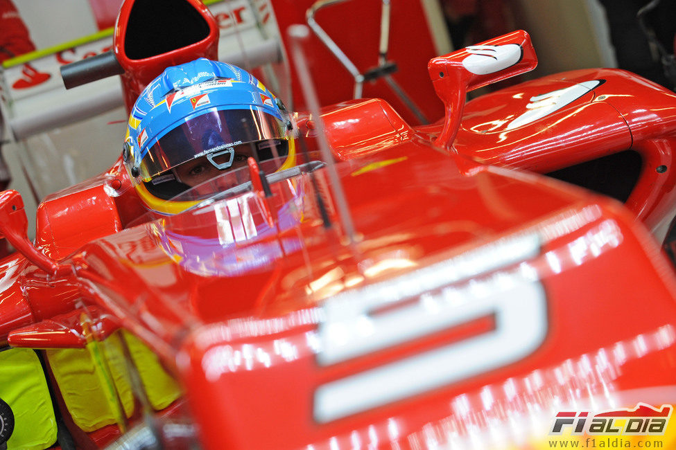 Fernando Alonso concentrado en el 'cockpit' de su F2012