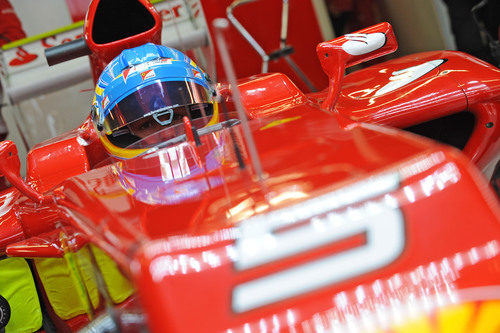 Fernando Alonso concentrado en el 'cockpit' de su F2012