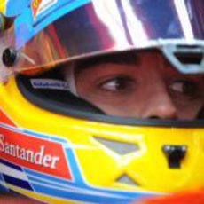 Primer plano de Fernando Alonso en el 'cockpit' de su F2012