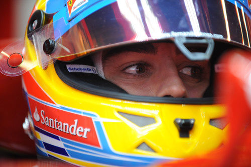 Primer plano de Fernando Alonso en el 'cockpit' de su F2012