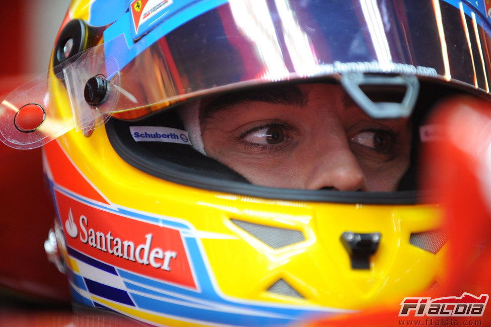Primer plano de Fernando Alonso en el 'cockpit' de su F2012