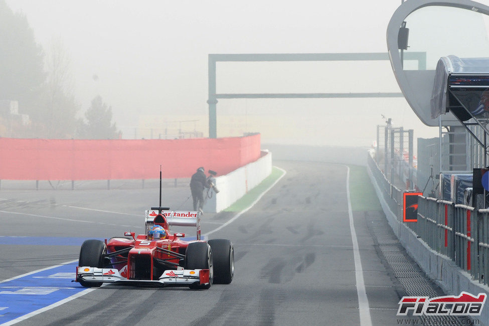 Fernando Alonso sale del 'pit lane' con su F2012