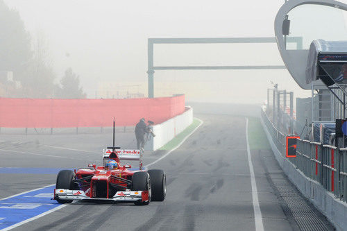 Fernando Alonso sale del 'pit lane' con su F2012