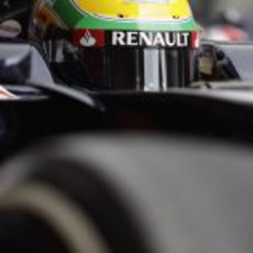 Primer plano del casco de Bruno Senna