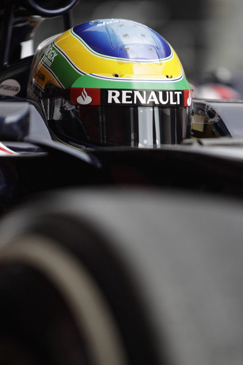 Primer plano del casco de Bruno Senna